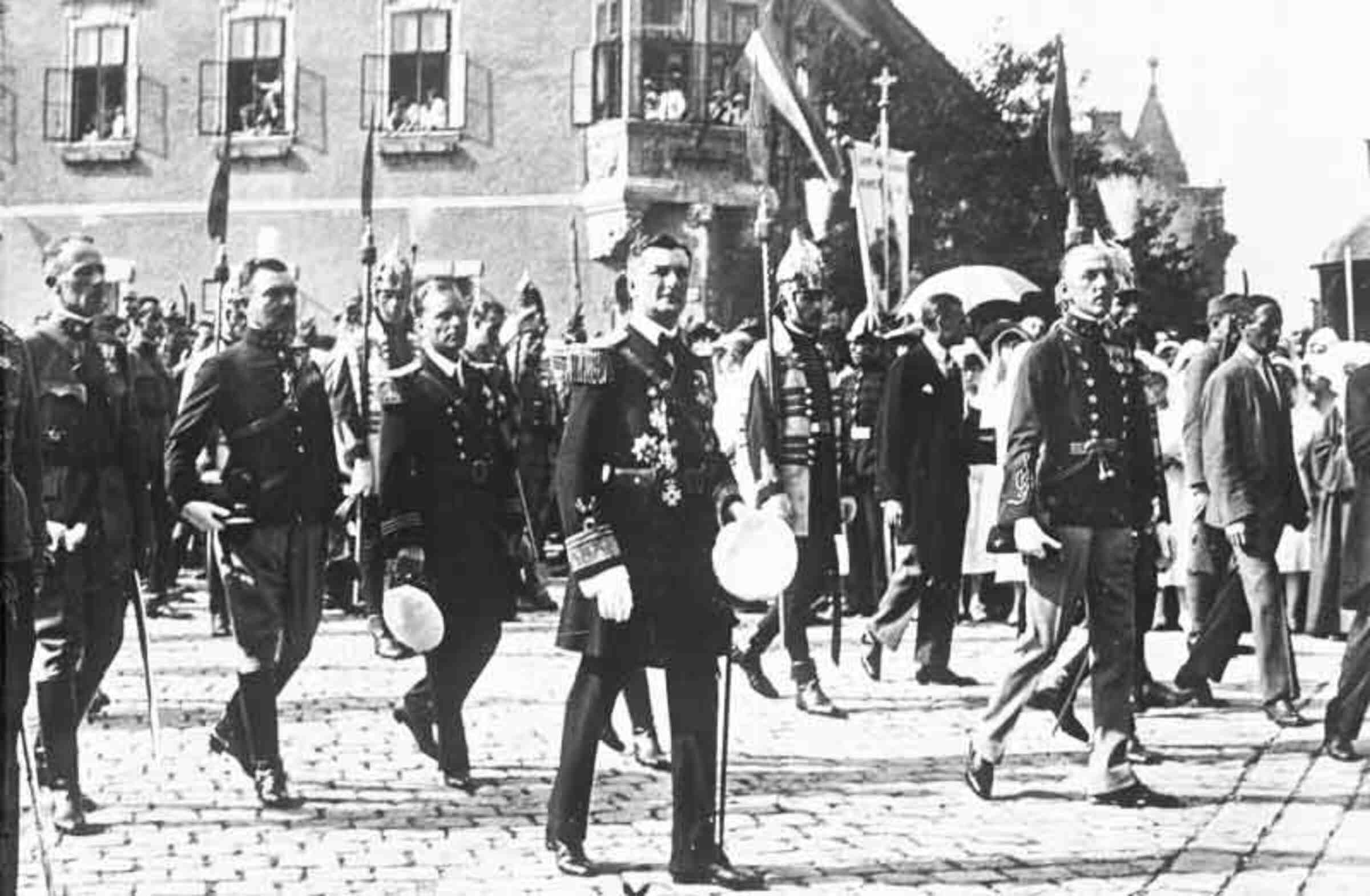 Miklos Horthy surrounded by other soldiers in uniform