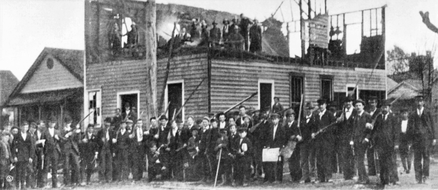 White mob near the ruins of The Daily Record in Wilmington (Wikimedia)